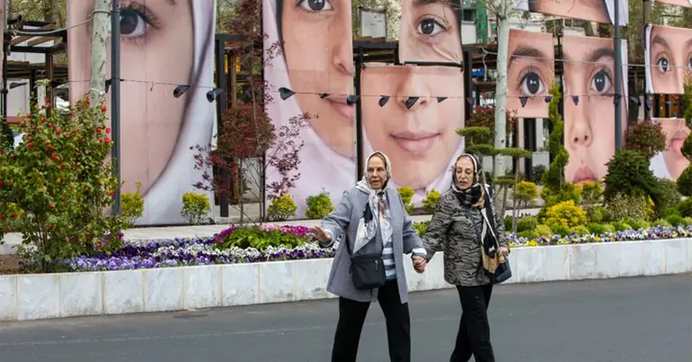 মার্কিন-ইসরাইলি হামলায় নিহত মিনাব স্কুলছাত্রীদের প্রতিকৃতি সম্বলিত শিল্পকর্মের সামনে